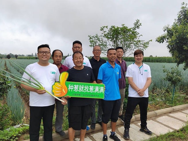 新疆哈密——大葱种植技术指导客户合影